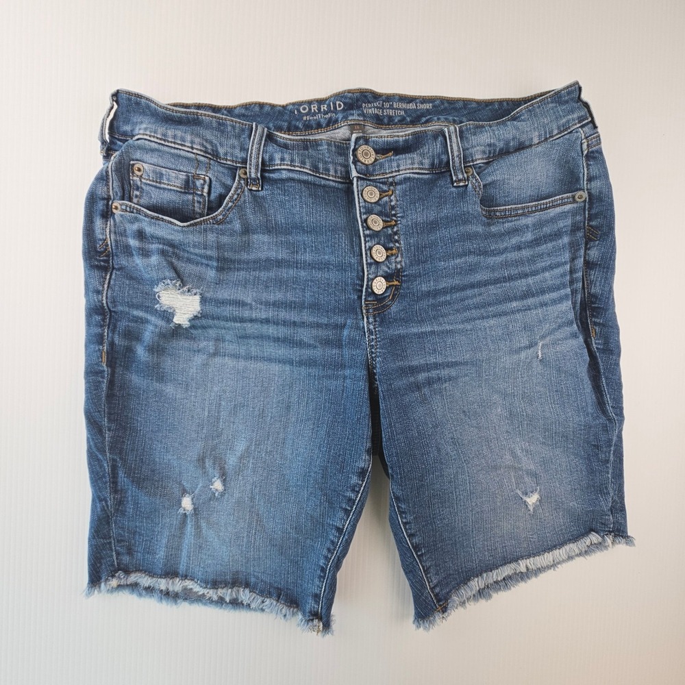 Torrid Perfect 10 Bermuda Short Vintage Stretch Button Fly Distressed Blue 16